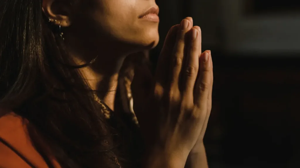 Close-up-of-woman-with-folded-hands-praying